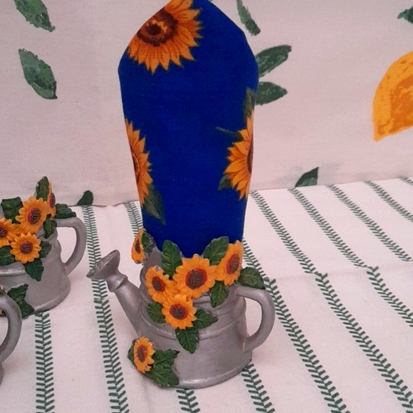 Vintage Sunflower Watering Can Napkin Rings - Picture 5 of 6